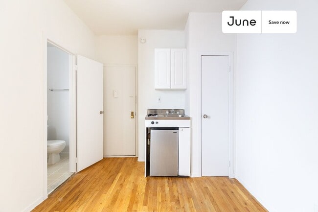248 W 64th St, Unit 4F in New York, NY - Building Photo - Building Photo