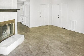 3835 Brookwind Dr in La Porte, TX - Building Photo - Building Photo