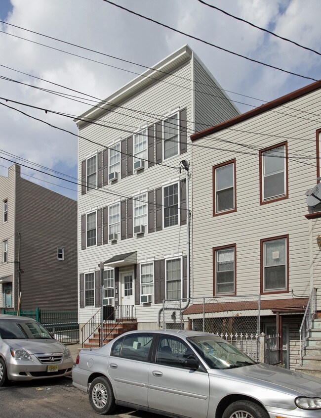 166 Griffith St in Jersey City, NJ - Building Photo - Building Photo