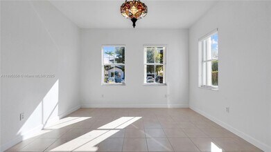 17994 NW 87th Pl in Hialeah, FL - Foto de edificio - Building Photo