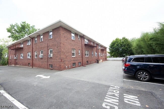 152 Belleville Ave-Unit -11 in Bloomfield, NJ - Building Photo - Building Photo
