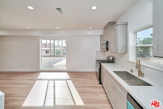 1108 Queen Anne Pl in Los Angeles, CA - Building Photo - Building Photo