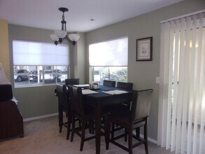 2001 Eastwood Dr in Vacaville, CA - Foto de edificio - Building Photo