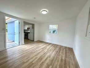 1060 NW 116th St in Miami, FL - Building Photo - Building Photo