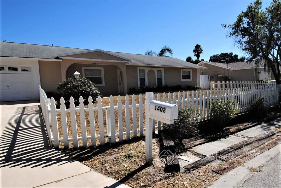 1402 S Highland Ave in Tarpon Springs, FL - Building Photo