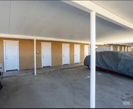 924 Day Ave in Bakersfield, CA - Building Photo - Building Photo