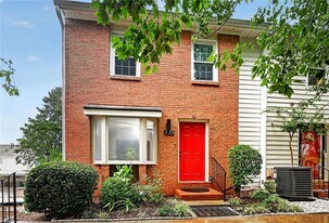 226 High Creek Dr in Roswell, GA - Building Photo