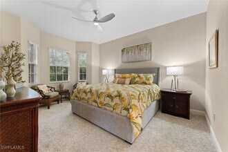 7837 Hawthorne Dr in Naples, FL - Foto de edificio - Building Photo
