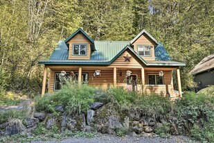 21561 Hideway Ln in Rhododendron, OR - Building Photo