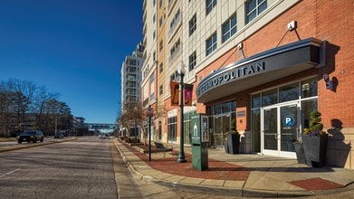 The Cosmopolitan Apartments in Virginia Beach, VA - Foto de edificio - Building Photo