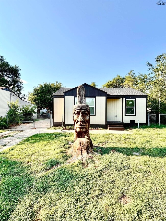 property at 1670 Hawes Ave