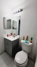 6960 NW 174th Terrace in Hialeah, FL - Foto de edificio - Building Photo