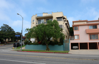 10394 Rochester Ave in Los Angeles, CA - Building Photo - Building Photo