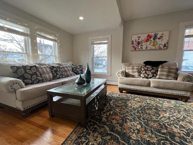 358 Hunnewell St in Needham, MA - Foto de edificio - Building Photo