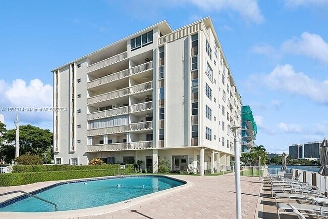 9111 E Bay Harbor Dr, Unit PHD in Bay Harbor Islands, FL - Building Photo - Building Photo