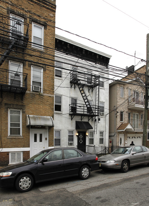 135 Hopkins Ave in Jersey City, NJ - Foto de edificio