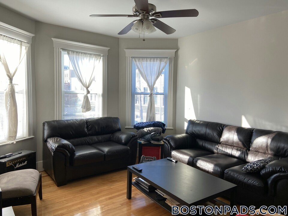 10 Pleasant St in Cambridge, MA - Building Photo