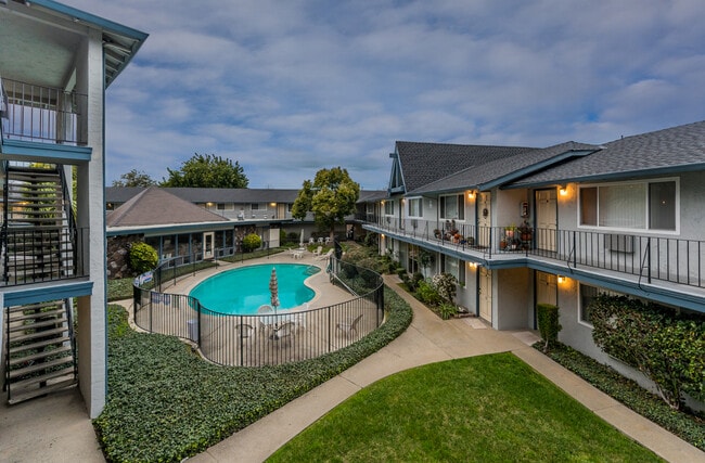 Campbell House in San Jose, CA - Foto de edificio - Building Photo