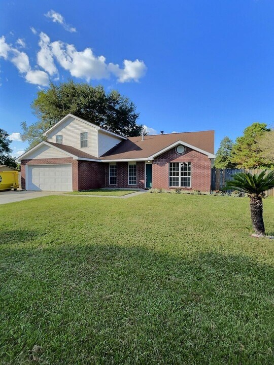 2042 Carolwood Dr in Biloxi, MS - Building Photo