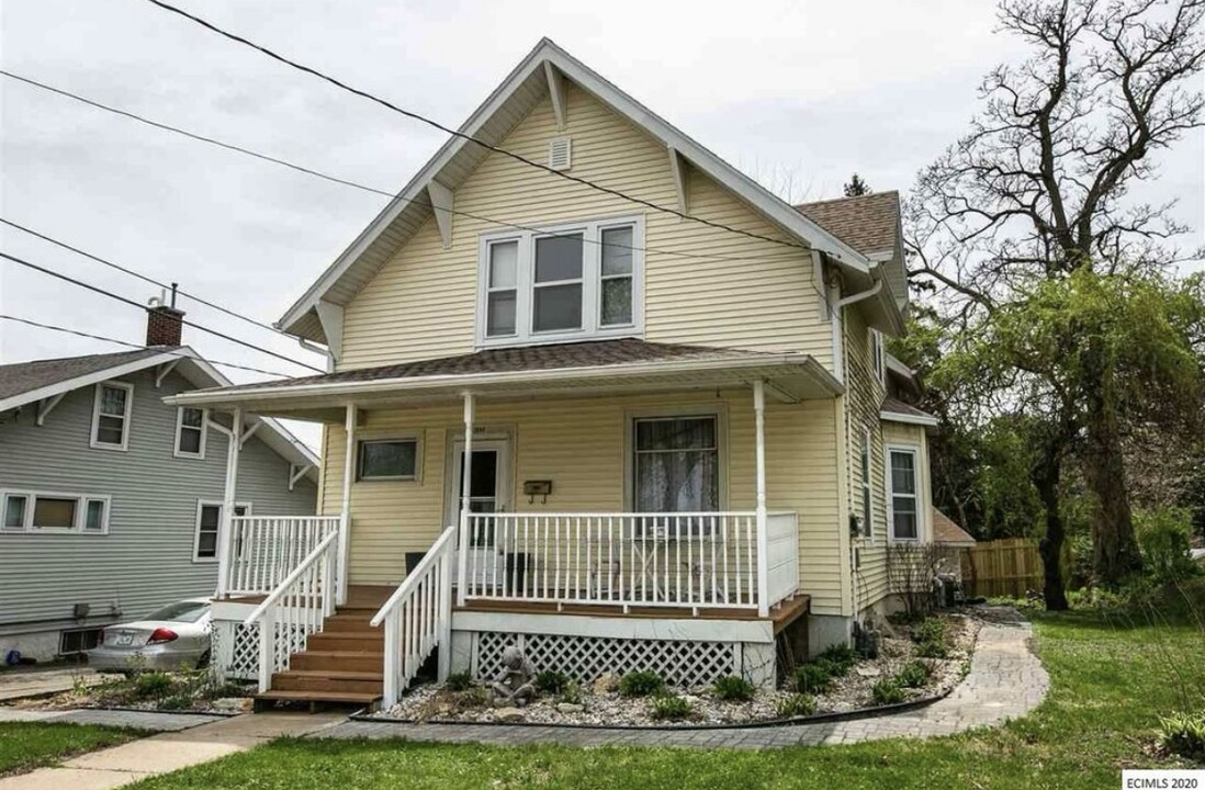 1860 Loras Blvd in Dubuque, IA - Building Photo