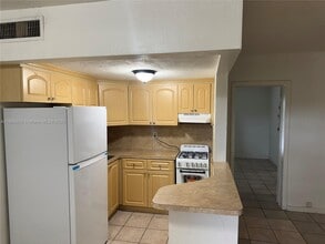 1280 W 54th St in Hialeah, FL - Foto de edificio - Building Photo