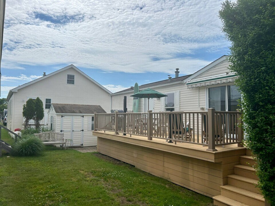 100 Deforest Rd in Montauk, NY - Building Photo