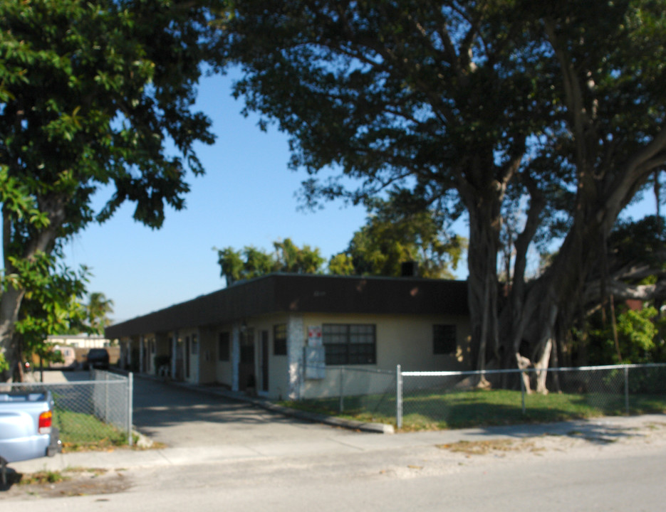 2237 Taylor St in Hollywood, FL - Building Photo