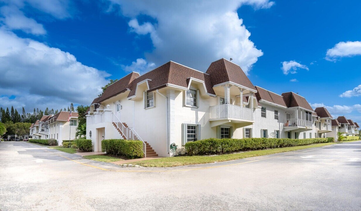 708 SE 2nd Ave in Deerfield Beach, FL - Building Photo