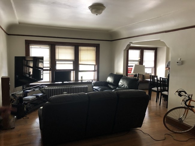 1203 E Brady St, Unit A in Milwaukee, WI - Building Photo - Building Photo