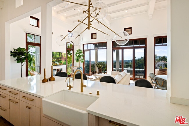 1381 Summitridge Dr in Beverly Hills, CA - Building Photo - Building Photo