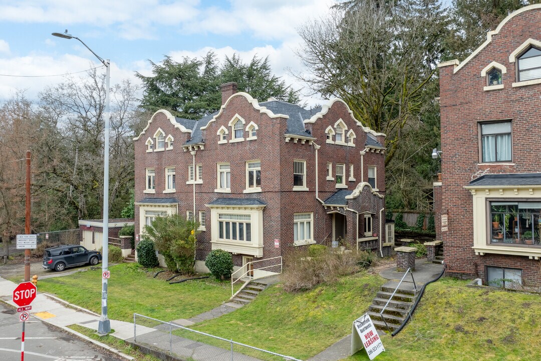 5808 15th Ave NE in Seattle, WA - Building Photo
