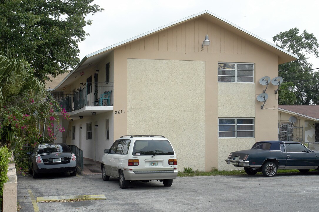 2611 NW 32nd St in Miami, FL - Building Photo