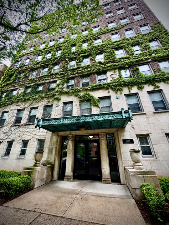 1104 N Marshall St in Milwaukee, WI - Building Photo