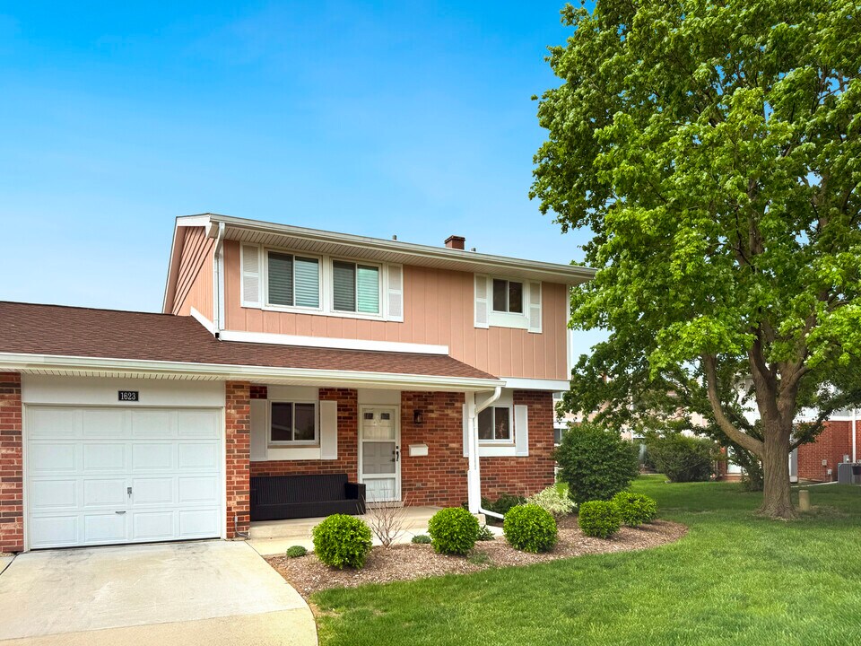 1623 Southampton Ct in Wheaton, IL - Foto de edificio