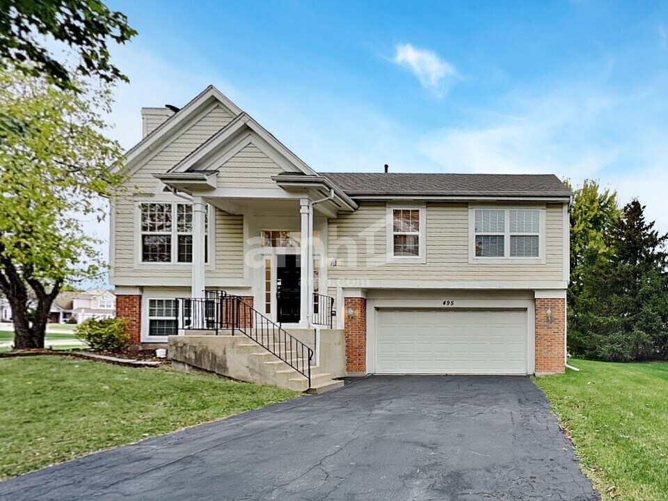 495 W Camden Ln in South Elgin, IL - Building Photo