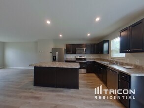 120 Castlebrook Dr in Greenville, SC - Building Photo - Building Photo
