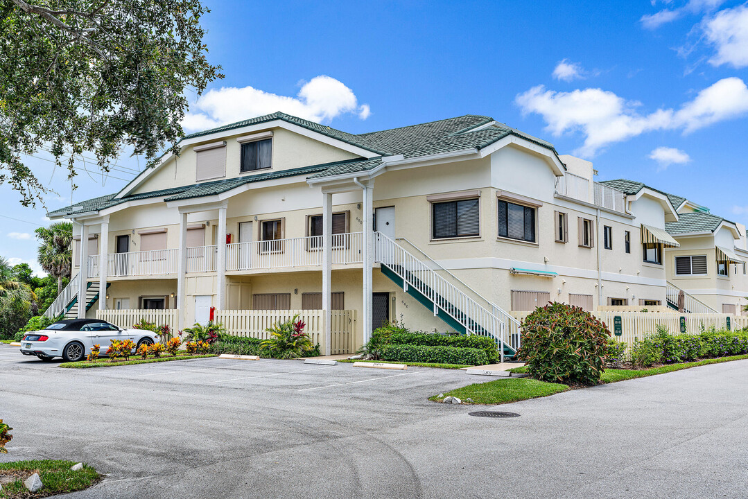 680 Bella Vista Ct S in Jupiter, FL - Foto de edificio