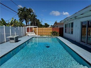 19410 NE 19th Ave in North Miami Beach, FL - Building Photo - Building Photo