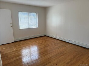 55 Hickory Rd in Port Washington, NY - Building Photo - Building Photo