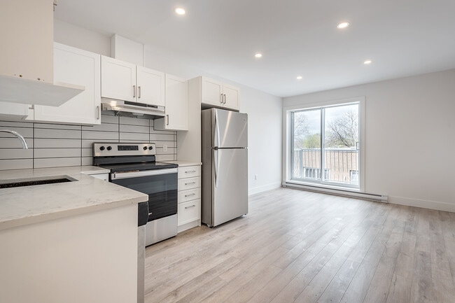 5915 Décarie in Montréal, QC - Building Photo - Building Photo