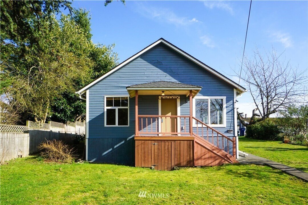 10754 17th Ave SW in Seattle, WA - Building Photo