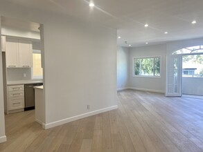 120 N Swall Dr, Unit 206 in Los Angeles, CA - Building Photo - Building Photo