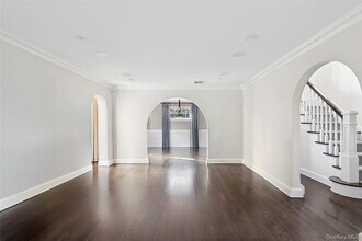 44 Old Ox Rd in Manhasset, NY - Building Photo - Building Photo