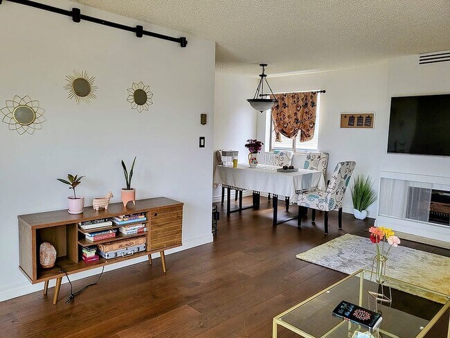 1001 Queen Anne Ave N, Unit Apartment in Seattle, WA - Foto de edificio - Building Photo