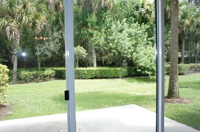 1056 Pinewood Lake Ct in Greenacres, FL - Building Photo - Building Photo