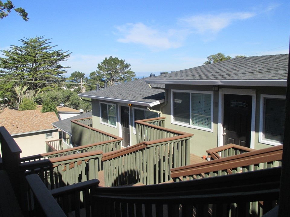 Pacific Court in Monterey, CA - Foto de edificio