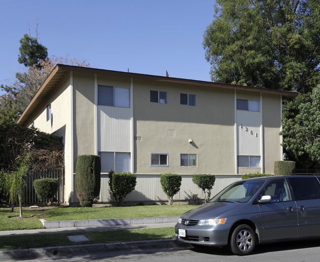 1361 Burwood St in La Habra, CA - Foto de edificio - Building Photo