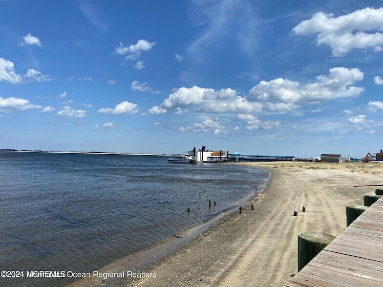 330 Shore Dr, Unit F-20 in Highlands, NJ - Foto de edificio