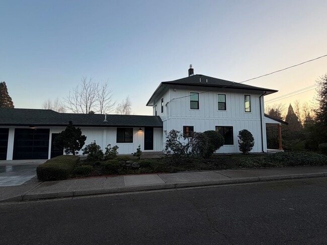 1045 Oakway Rd in Eugene, OR - Building Photo - Building Photo