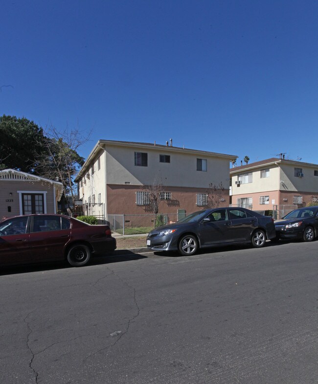 1227 N Hoover St in Los Angeles, CA - Building Photo - Building Photo